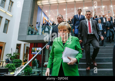 Berlino, Germania. 27 Nov, 2013. Merkel (CDU), Seehofer (CSU) e Gabriel (SPD) presente la coalizione il contratto alla Bundespressekonferenz a Berlino. / Immagine: Angela Merkel, il Cancelliere tedesco a Berlino il 27 novembre 2013.Foto: Reynaldo Paganelli/NurPhoto Credito: Reynaldo Paganelli/NurPhoto/ZUMAPRESS.com/Alamy Live News Foto Stock