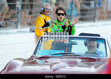 Fan, driver americano, Danica Patrick (07) del Team GoDaddy.com, cheers sui suoi compagni di squadra prima di iniziare la Firestone 550K al Texas Motor Speedway di Fort Worth, Texas. (Credito Immagine: © Jerome Miron/Southcreek globale/ZUMApress.com) Foto Stock