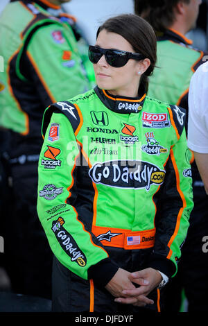 Fan, driver americano, Danica Patrick (07) del Team GoDaddy.com, ha un momento di calma prima di iniziare la sua esecuzione presso la Firestone 550K al Texas Motor Speedway di Fort Worth, Texas. (Credito Immagine: © Jerome Miron/Southcreek globale/ZUMApress.com) Foto Stock