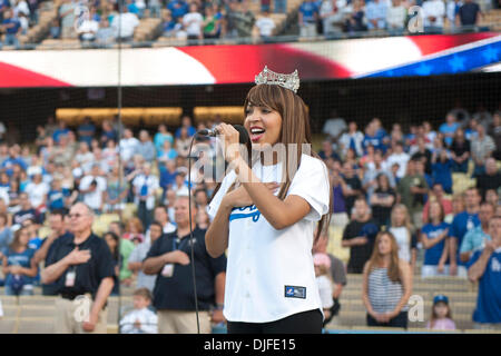 Giugno 05, 2010 - Los Angeles, California, Stati Uniti - 05 Giugno 2010: Miss America 2010 Caressa Cameron canta l'inno nazionale. Atlanta Braves di fronte i Los Angeles Dodgers al Dodger Stadium di Los Angeles, California.Mandatory Credit: Andrew Fielding / Southcreek globale di credito (Immagine: © Andrew Fielding/Southcreek globale/ZUMApress.com) Foto Stock