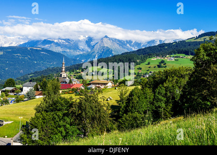 Famoso e splendido villaggio di Combloux, Alpi Savoia, Francia Foto Stock