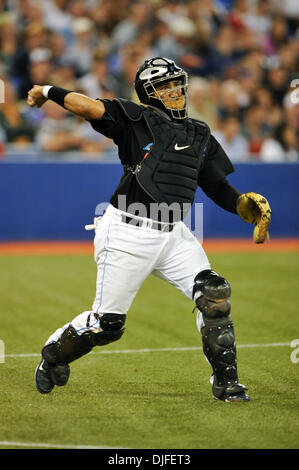 Giugno 06, 2010 - Toronto, Ontario, Canada - 06 Giugno 2010: Toronto Blue Jays catcher Jose Molina (8) rende il passi per primo durante la domenica la partita di baseball, dove i New York Yankees sconfitto il Toronto Blue Jays 4-3 presso il Rogers Centre di Toronto, Ontario. (Credito Immagine: © Adrian Gauthier/Southcreek globale/ZUMApress.com) Foto Stock