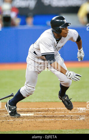 Giugno 06, 2010 - Toronto, Ontario, Canada - 06 Giugno 2010: New York Yankees center fielder Curtis Granderson (14) è visto correre verso la prima durante la domenica la partita di baseball, dove i New York Yankees sconfitto il Toronto Blue Jays 4-3 presso il Rogers Centre di Toronto, Ontario. (Credito Immagine: © Adrian Gauthier/Southcreek globale/ZUMApress.com) Foto Stock