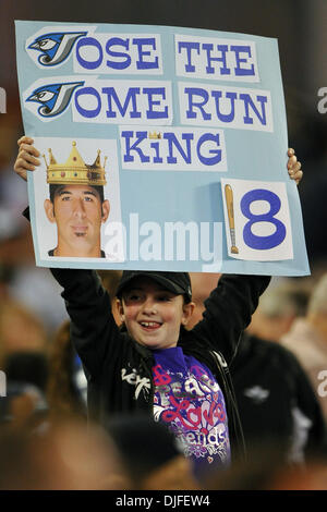 Giugno 06, 2010 - Toronto, Ontario, Canada - 06 Giugno 2010: una giovane fan può contenere fino a firmare per Toronto Blue Jays terzo baseman Jose Bautista (19) indicando il suo 18 corre a casa durante la domenica la partita di baseball, dove i New York Yankees sconfitto il Toronto Blue Jays 4-3 presso il Rogers Centre di Toronto, Ontario. (Credito Immagine: © Adrian Gauthier/Southcreek globale/ZUMApress.com) Foto Stock