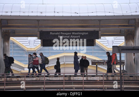Washington DC, Stati Uniti d'America . 27 Nov, 2013. Holiday viaggiatori arrivano presso l'Aeroporto Nazionale Ronald Reagan di Washington DC, capitale degli Stati Uniti, nov. 27, 2013, il giorno del Ringraziamento eve. Credito: Xinhua/Alamy Live News Foto Stock