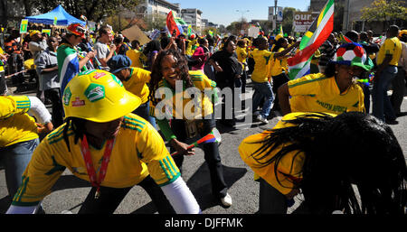 Giugno 09, 2010 - Johannesburg Gauteng, Sud Africa - Sudafricani festeggiare al 'Uniti restiamo' rally per la South African National Soccer team, Bafana Bafana. Il Sud Africa ospita la Coppa del Mondo FIFA, che inizia il 11 giugno. (Credito Immagine: © Mark Sobhani/ZUMApress.com) Foto Stock