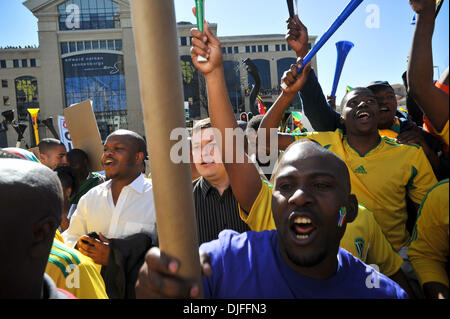 Giugno 09, 2010 - Johannesburg Gauteng, Sud Africa - Sudafricani festeggiare al 'Uniti restiamo' rally per la South African National Soccer team, Bafana Bafana. Il Sud Africa ospita la Coppa del Mondo FIFA, che inizia il 11 giugno. (Credito Immagine: © Mark Sobhani/ZUMApress.com) Foto Stock