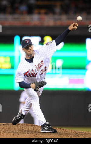 Minnesota Twins relief pitcher Ron Mahay offre un passo nel settimo inning dei gemelli' baseball gioco contro Kansas City Royals al campo target di Minneapolis, Minnesota. Il Royals ha sconfitto i gemelli 9-8. (Credito Immagine: © Marilyn Indahl/Southcreek globale/ZUMApress.com) Foto Stock