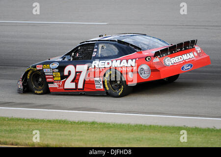 Giugno 12, 2010 - Sparta, Kentucky, Stati Uniti - 11 Giugno 2010: Nationwide Series conducente Scott Wimmer nell'uomo rosso il tabacco da fiuto umido Ford (27) all'Meijer 300 pratica al Kentucky Speedway a Sparta, Kentucky. (Credito Immagine: © Marty Bingham Southcreek/Global/ZUMApress.com) Foto Stock