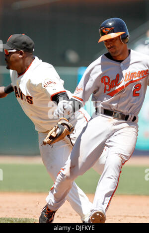 16-giugno-2010: San Francisco, CA: San Francisco Giants ospita il Baltimore Orioles. Baltimore Orioles secondo baseman Julio Lugo (2) di rubare la seconda base. Giants vincere la partita 6-3. (Credito Immagine: © Dinno Kovic/Southcreek globale/ZUMApress.com) Foto Stock