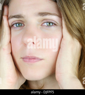 Donna attraente che mostra segni di stress Foto Stock