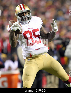 Landover, Maryland, Stati Uniti d'America. 25 Nov, 2013. San Francisco 49ers stretto fine Vernon Davis (85) fa una sola mano grab durante una stagione regolare corrispondenza tra Washington Redskins e San Francisco 49ers a FedEx in campo Landover, Maryland. Credito: Azione Sport Plus/Alamy Live News Foto Stock