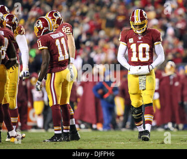 Landover, Maryland, Stati Uniti d'America. 25 Nov, 2013. Washington Redskins quarterback Robert Griffin III (10) si allontana dalla huddle durante una stagione regolare corrispondenza tra Washington Redskins e San Francisco 49ers a FedEx in campo Landover, Maryland. Credito: Azione Sport Plus/Alamy Live News Foto Stock