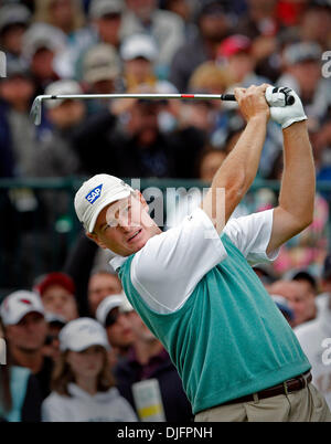 Giugno 20, 2010 - Pebble Beach, California, Stati Uniti - ERNIE ELS colpisce il suo tee-shot al diciassettesimo foro durante il round finale del centodecimo U.S. Campionato Open a Pebble Beach Golf Links. (Credito Immagine: © Vern Fisher/Monterey Herald/ZUMApress.com) Foto Stock