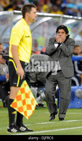 Giugno 22, 2010 - Polokwane, Sud Africa - Argentina del capo allenatore DIEGO MARADONA reagisce a una chiamata di arbitri durante il loro 2-0 conquistare la Grecia in una Coppa del Mondo FIFA Gruppo B corrispondono a Peter Mokaba Stadium. (Credito Immagine: © Luca Ghidoni/ZUMApress.com) Foto Stock