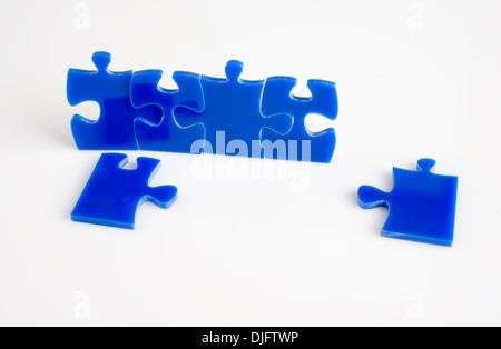 Blue Jigsaw Puzzle blocchi isolati su uno sfondo bianco. Foto Stock