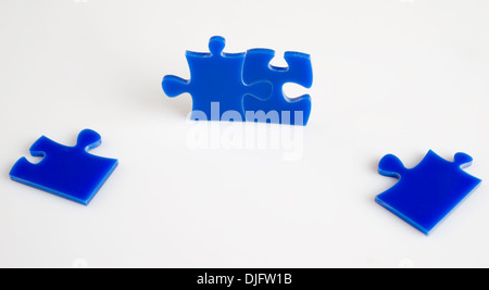 Blue Jigsaw Puzzle blocchi isolati su uno sfondo bianco. Foto Stock