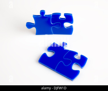 Blue Jigsaw Puzzle blocchi isolati su uno sfondo bianco. Foto Stock