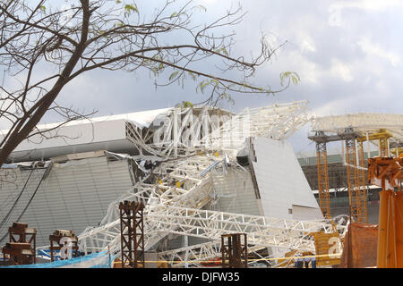 Sao Paulo, Brasile. 28 Nov, 2013. La foto mostra il futuro collassato stadium di Corinzi team, popolarmente noto come 'Itaquerao' o Corinzi Arena, prevista come ospite per la partita di apertura del 2014 Brasile di Coppa del Mondo a Sao Paulo il nov. 27, 2013. Il tetto dello stadio è crollato dopo una gru lo colpiscono, uccidendo almeno due persone e causato gravi danni alle infrastrutture, secondo la stampa locale. (Xinhua/Rahel Patrasso) (Liu) (ah) Credito: Xinhua/Alamy Live News Foto Stock