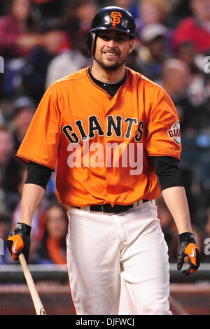 San Francisco, CA: San Francisco Giants lanciatore Jonathan Sanchez (57) in corrispondenza della piastra avendo difficoltà con Boston Red Sox pitcher Tim Wakefield (49) knuckleball. I Giganti ha vinto il gioco 5-4. (Credito Immagine: © Charles Herskowitz/Southcreek globale/ZUMApress.com) Foto Stock