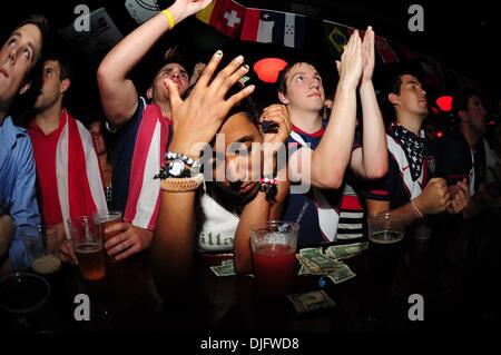 Jun 26, 2010 - Manhattan, New York, Stati Uniti d'America - Ventilatori guarda su come noi perde in Ghana, 2-1 in Coppa del Mondo 2010 in Nevada Smiths sulla Terza Avenue. (Credito Immagine: Â© Bryan Smith/ZUMA Premere) Restrizioni: * New York City quotidiani diritti * Foto Stock