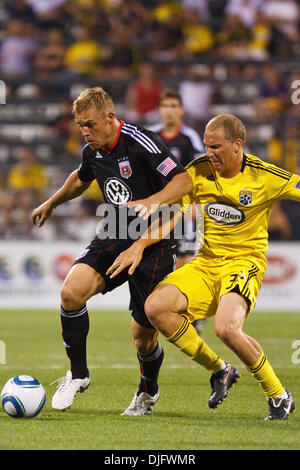 Regno avanti Daniel Allsopp (9) e il suo equipaggio in avanti .Steven Lenhart (32) battaglia per il controllo della palla durante l'azione di gioco. Il Columbus Crew sconfitto la c.c. Regno 2-0 a equipaggio Stadium di Columbus, Ohio. (Credito Immagine: © Scott Grau/Southcreek globale/ZUMApress.com) Foto Stock