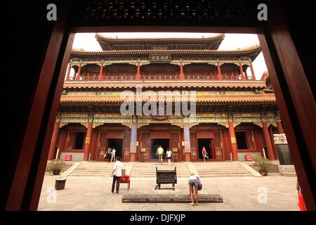 Pechino, Cina. 7 Luglio, 2010. Visita cinese e pregare nel YongHeGong il Tempio dei Lama, che è uno dei più grandi Buddista Tibetana monasteri in tutto il mondo, a Pechino il 7 luglio 2010. Il Tibetano artisti, intellettuali e ora gli ambientalisti in Cina si trovano di fronte a una crescente minaccia di arresto e detenzione prolungata durante l anniversario del 2008 proteste contro Pechino la regola. Gli osservatori sostengono che la repressione delle persone normalmente lasciato fuori di segnali di politica della Cina di crescente preoccupazione per la recrudescenza di orgoglio in tibetano identità culturale. © Stephen rasoio/ZUMAPRESS.com/Alamy Live News Foto Stock