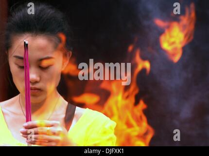 Pechino, Cina. 7 Luglio, 2010. Visita cinese e pregare nel YongHeGong il Tempio dei Lama, che è uno dei più grandi Buddista Tibetana monasteri in tutto il mondo, a Pechino il 7 luglio 2010. Il Tibetano artisti, intellettuali e ora gli ambientalisti in Cina si trovano di fronte a una crescente minaccia di arresto e detenzione prolungata durante l anniversario del 2008 proteste contro Pechino la regola. Gli osservatori sostengono che la repressione delle persone normalmente lasciato fuori di segnali di politica della Cina di crescente preoccupazione per la recrudescenza di orgoglio in tibetano identità culturale. © Stephen rasoio/ZUMAPRESS.com/Alamy Live News Foto Stock