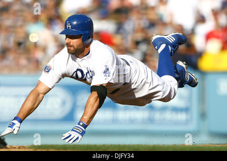 27 GIU 2010: Los Angeles Dodger center fielder Reed Johnson immersioni prima di testa in modo sicuro in seconda base per un doppio nella terza inning. Gli Yankees potrebbe andare a vincere la partita 8-6 in extra inning. (Credito Immagine: © Tony Leon/Southcreek globale/ZUMApress.com) Foto Stock