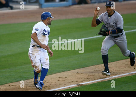 27 GIU 2010: Los Angeles Dodger center fielder Reed Johnson rimane impigliato in una corsa verso il basso ed è inseguito da New York Yankee terzo baseman Alex Rodriguez nel fondo del sesto inning. (Credito Immagine: © Tony Leon/Southcreek globale/ZUMApress.com) Foto Stock