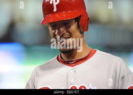 Luglio 02, 2010 - Pittsburgh, PA, Stati Uniti - 01 Luglio 2010: Philadelphia Phillies' 2B Wilson Valdez (21) cammina indietro in panchina dopo la messa a terra nel settimo inning tra i pirati e il Phillies al PNC Park di Pittsburgh, PA...i pirati battere il Phillies da un punteggio di 3-2..Mandatory Credit: Dean Beattie / Southcreek media globali di credito (Immagine: © Dean Beattie/Southcreek Glob Foto Stock