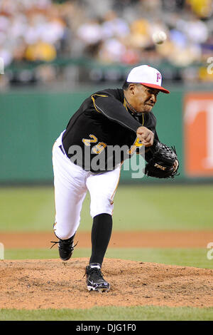 Luglio 02, 2010 - Pittsburgh, PA, Stati Uniti - 02 Luglio 2010: Pittsburgh dei pirati di lanciatore di chiusura Octavio Dotel (29) scarica dal tumulo nel nono inning per la sua 18 salva della stagione tra i pirati e il Phillies al PNC Park di Pittsburgh, PA...i pirati battere il Phillies da un punteggio di 2-0..Mandatory Credit: Dean Beattie / Southcreek media globali di credito (Immagine: © Dean Beattie Foto Stock