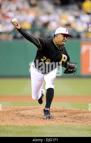 Luglio 02, 2010 - Pittsburgh, PA, Stati Uniti - 02 Luglio 2010: Pittsburgh dei pirati di lanciatore di chiusura Octavio Dotel (29) scarica dal tumulo nel nono inning per la sua 18 salva della stagione tra i pirati e il Phillies al PNC Park di Pittsburgh, PA...i pirati battere il Phillies da un punteggio di 2-0..Mandatory Credit: Dean Beattie / Southcreek media globali di credito (Immagine: © Dean Beattie Foto Stock