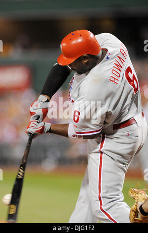 Luglio 02, 2010 - Pittsburgh, PA, Stati Uniti - 02 Luglio 2010: Philadelphia Phillies' 1B Ryan Howard (6) vola nel nono inning tra i pirati e il Phillies al PNC Park di Pittsburgh, PA...i pirati battere il Phillies da un punteggio di 2-0..Mandatory Credit: Dean Beattie / Southcreek media globali di credito (Immagine: © Dean Beattie/Southcreek globale/ZUMApress.com) Foto Stock