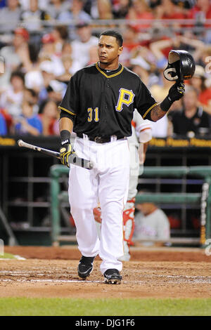 Luglio 02, 2010 - Pittsburgh, PA, Stati Uniti - 02 Luglio 2010: Pittsburgh Pirates' outfielder Jose Tabata (31) passeggiate del campo dopo aver depennato nel settimo inning tra i pirati e il Phillies al PNC Park di Pittsburgh, PA...i pirati battere il Phillies da un punteggio di 2-0..Mandatory Credit: Dean Beattie / Southcreek media globali di credito (Immagine: © Dean Beattie/Southcreek globale/Z Foto Stock