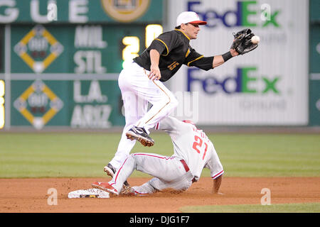 Luglio 02, 2010 - Pittsburgh, PA, Stati Uniti - 02 Luglio 2010: Philadelphia Phillies' 2B Wilson Valdez (21) ruba la seconda base nel settimo inng come i pirati di Pittsburgh' 2B Andy LaRoche (15) non è in grado di controllare i passi per il tag tra i pirati e il Phillies al PNC Park di Pittsburgh, PA...i pirati battere il Phillies da un punteggio di 2-0..Mandatory Credit: Dean Beattie / Southcreek Globa Foto Stock