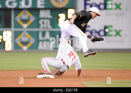 Luglio 02, 2010 - Pittsburgh, PA, Stati Uniti - 02 Luglio 2010: Philadelphia Phillies' 2B Wilson Valdez (21) ruba la seconda base nel settimo inng come i pirati di Pittsburgh' 2B Andy LaRoche (15) non è in grado di controllare i passi per il tag tra i pirati e il Phillies al PNC Park di Pittsburgh, PA...i pirati battere il Phillies da un punteggio di 2-0..Mandatory Credit: Dean Beattie / Southcreek Globa Foto Stock