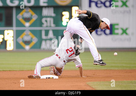 Luglio 02, 2010 - Pittsburgh, PA, Stati Uniti - 02 Luglio 2010: Philadelphia Phillies' 2B Wilson Valdez (21) ruba la seconda base nel settimo inng come i pirati di Pittsburgh' 2B Andy LaRoche (15) non è in grado di controllare i passi per il tag tra i pirati e il Phillies al PNC Park di Pittsburgh, PA...i pirati battere il Phillies da un punteggio di 2-0..Mandatory Credit: Dean Beattie / Southcreek Globa Foto Stock