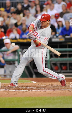 Luglio 02, 2010 - Pittsburgh, PA, Stati Uniti - 02 Luglio 2010: Philadelphia Phillies' 3B Greg Dobbs (19) colpisce nel settimo inning tra i pirati e il Phillies al PNC Park di Pittsburgh, PA...i pirati battere il Phillies da un punteggio di 2-0..Mandatory Credit: Dean Beattie / Southcreek media globali di credito (Immagine: © Dean Beattie/Southcreek globale/ZUMApress.com) Foto Stock