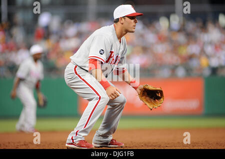 Luglio 02, 2010 - Pittsburgh, PA, Stati Uniti - 02 Luglio 2010: Philadelphia Phillies' 3B Greg Dobbs (19) è pronta alla terza base nella sesta inning tra i pirati e il Phillies al PNC Park di Pittsburgh, PA...i pirati battere il Phillies da un punteggio di 2-0..Mandatory Credit: Dean Beattie / Southcreek media globali di credito (Immagine: © Dean Beattie/Southcreek globale/ZUMApress.com) Foto Stock