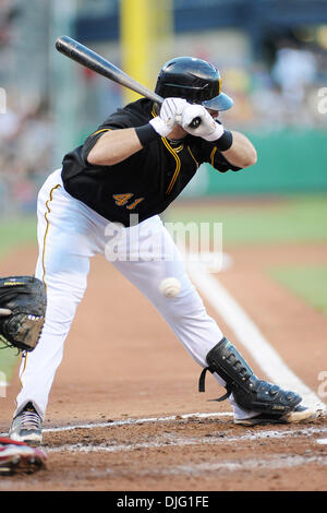 Luglio 02, 2010 - Pittsburgh, PA, Stati Uniti - 02 Luglio 2010: Pittsburgh Pirates' catcher Ryan Doumit (41) viene eseguito lo spegnimento della piastra nel quarto inning tra i pirati e il Phillies al PNC Park di Pittsburgh, PA...i pirati battere il Phillies da un punteggio di 2-0..Mandatory Credit: Dean Beattie / Southcreek media globali di credito (Immagine: © Dean Beattie/Southcreek globale/ZUMApress.com) Foto Stock