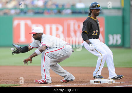 Luglio 02, 2010 - Pittsburgh, PA, Stati Uniti - 02 Luglio 2010: Pittsburgh Pirates' outfielder Andrew McCutchen (22) batte il buttare a Philadelphia Phillies' Ryan Howard (6) torna alla prima base nel quarto inning tra i pirati e il Phillies al PNC Park di Pittsburgh, PA...i pirati battere il Phillies da un punteggio di 2-0..Mandatory Credit: Dean Beattie / Southcreek media globali (Credi Foto Stock