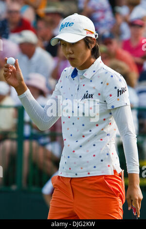 Luglio 04, 2010 - Sylvania, Ohio, Stati Uniti d'America - 4 Luglio 2010: Song-Hee Kim, della Corea del Sud, onde ai tifosi che circonda il XVIII verde dopo il completamento del round finale del gioco del Jamie Farr Owens Corning Classic presentato da Kroger a Highland Meadows Golf Club in Sylvania, Ohio. .Credito: Scott W. Grau / Southcreek globale di credito (Immagine: © Southcreek globale/ZUMApress.com) Foto Stock