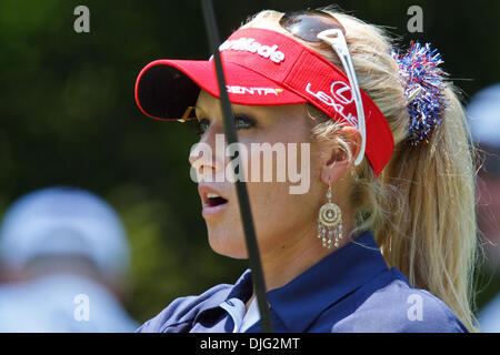 Luglio 04, 2010 - Sylvania, Ohio, Stati Uniti d'America - 4 Luglio 2010: Natalie Gulbis watchers sua tee-shot durante il round finale del gioco del Jamie Farr Owens Corning Classic presentato da Kroger a Highland Meadows Golf Club in Sylvania, Ohio. .Credito: Scott W. Grau / Southcreek globale di credito (Immagine: © Southcreek globale/ZUMApress.com) Foto Stock