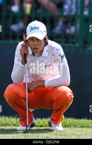 Luglio 04, 2010 - Sylvania, Ohio, Stati Uniti d'America - 4 Luglio 2010: Song-Hee Kim, della Corea del Sud, linee il suo putt sul diciottesimo verde durante il round finale del gioco del Jamie Farr Owens Corning Classic presentato da Kroger a Highland Meadows Golf Club in Sylvania, Ohio. .Credito: Scott W. Grau / Southcreek globale di credito (Immagine: © Southcreek globale/ZUMApress.com) Foto Stock