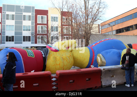 STAMFORD, CT - Novembre 23, 2013: grosso uccello viene gonfiato in preparazione per la quota annua di UBS parata spettacolare sul Novembe Foto Stock