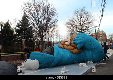 STAMFORD, CT - Novembre 23, 2013: Cookie Monster viene gonfiato in preparazione per la quota annua di UBS parata spettacolare su N Foto Stock