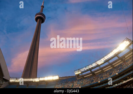 Luglio 09, 2010 - Toronto, Ontario, Canada - 09 Luglio 2010: la CN Tower orologi oltre il Rogers Centre durante il venerdi di baseball gioco, Boston Red Sox sconfitto il Toronto Blue Jays 14-3 presso il Rogers Centre di Toronto, Ontario. (Credito Immagine: © Geoff Bolte/Southcreek globale/ZUMApress.com) Foto Stock