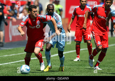 Luglio 10, 2010 - Toronto, Ontario, Canada - 10 Luglio 2010: Toronto FC defender Dan Gargan (8) sposta la sfera come Colorado Rapids in avanti dà la caccia al BMO Field di Toronto, Ontario..Mandatory Credit: Anson appeso / Southcreek globale. (Credito Immagine: © Southcreek globale/ZUMApress.com) Foto Stock