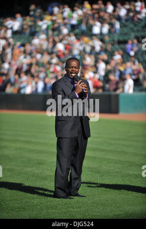 Luglio 10, 2010 - Oakland, CA, Stati Uniti - 09 LUG. 2010; Oakland, CA, Stati Uniti d'America; Nicholas Bearde canta l inno nazionale per Sabato il gioco. L atletica battere gli angeli 15-1. (Credito Immagine: © Scott Beley/Southcreek globale/ZUMApress.com) Foto Stock